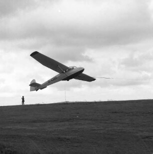Segelflugzeug (Ka4, Rhönlerche) im Windschlepp nach dem Abheben