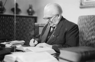 Reportage: Präsident Wilhelm Pieck im Schloss Niederschönhausen : Wilhelm Pieck am Schreibtisch