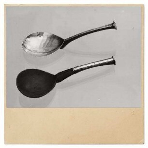 Nr. 1 Arzneilöffel, Silber geschmiedet, Löffel aus Buchenholz (Werkbundkiste Das Essbesteck, Bildtafel)