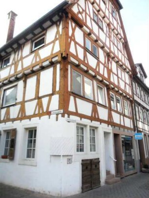 Stadtbild-Kellereistraße Ecke Fischergasse-Eckständiges Haus mit Fachwerkobergeschossen in Riegelbauweise auf steinernem Stock in Übersicht