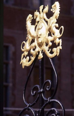 Gdansk (Danzig) - Wappen am Rathausbrunnen : Danziger Wappen am Rathausbrunnen. Aufgenommen in der Altstadt von Danzig (Gdansk), ca. 2001