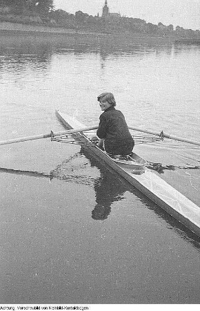 Dresden, Blasewitz. Inge Schlicke, Deutsche Meisterin im Ruder-Einer während der Ruderbootregatta in Dresden-Blasewitz 1964, 1964 & Dresden, Blasewitz. Ruderregatta 1964, Bildserie von der 75. Ruderregatta in Dresden-Blasewitz, Juni 1964