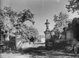 Unbekannter Ort. Toreinfahrt zu einem Schloss