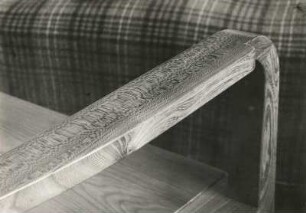 Holzverarbeitung. Armlehne einer Bank. Rüster (Anwendung des Radialschnittes)