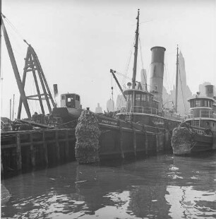 New York, nahe der Brooklyn Bridge, Schiffe am Pier