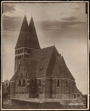 Evangelische Kirche, Osterode: Ansicht einer Backsteinkirche im neugotischen Stil kurz nach der Vollendung