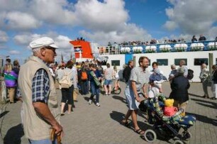 Deutschland. Niedersachsen. Neuharlingersiel. Fähre von Siekeroog läuft ein