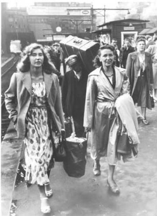 Reisende mit viel Gepäck nach der Währungsumstellung 1948