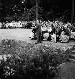Tag der Deutschen Einheit: Feierstunde: Naturbühne: Bürgerpark: Bühne: Landesminister für Kultur Edo Osterloh hält Rede: Schülerinnen und Schüler auf Stühlen im Halbrund, 17. Juni 1956