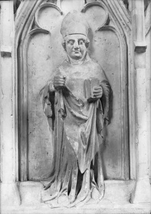 Grabmal der heiligen Ludmilla von Prag — Südliche Längsseite der Tumba — Heiliger Bischof, Adalbert?