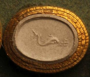 Ein Delphin mit Neptuns Dreizack im Maul (Daktyliothek, Erstes Mythologisches Tausend)