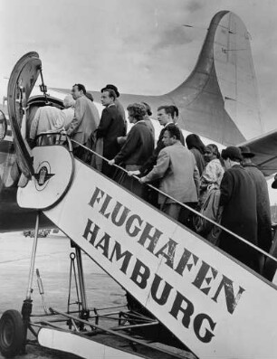 Hamburg-Fuhlsbüttel. Auf dem Flughafen besteigen Passagiere über eine Gangway ihr Flugzeug. Aufgenommen 1962