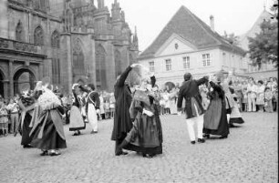 Freiburg: Münsterplatz; Trachtengruppe aus Villingen