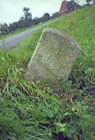 Hauptstraße zwischen Dahmsdorf und Badendorf: Grenzstein [Nr. 17.1]