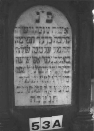 Grabstein 53 (Index: 99898788) Material: Sandstein Zustand: teilweise verwittert, Säule vmtl. nachträglich wieder auf Postament gestellt: Schriftfelder zeigen in unterschiedliche Richtungen Maße HxBxT: 172x44x40 cm Beschreibung: abgebrochene Säule auf gestuftem Postament Symbolik: abgebrochene Säule: Grabstein 53A