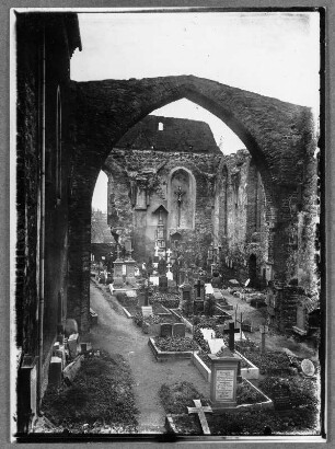 Friedhof in Bautzen, inmitten der Nikolai Kirchruine : Bautzen. Friedhof St. Nikolai