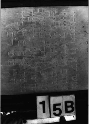 Grabstein 15 (Index: 100079837) Material: Sandstein, weiße Marmorplatten Zustand: beschädigt, Sockel verwittert Maße HxBxT: 196x65x30 cm Beschreibung: ädikulaartige Stele mit Säulen, getreppter Sockel, giebelartiger Abschluß mit Eckakroteren, zwei rechteckige Schriftplatten Symbolik: Blüten, Ranken: Grabstein 15B
