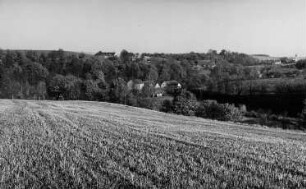 Wilsdruff-Herzogswalde. Blick auf Herzogswalde von der Anhöhe nördlich der Tännichtmühle, in der Bildmitte die Dorfmühle