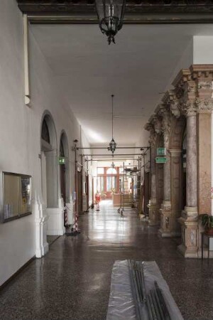 Palazzo Savorgnan — Portego