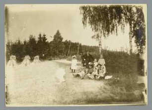 Portrait einer Familie am Waldrand