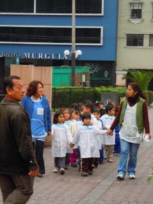 Lima - Miraflores - Gruppe von Kleinstkindern im Park : Kleinstkinder werden von zwei Erzieherinnen durch einen Park geführt. Aufgenommen am 8. September 2011 im Vorort Miraflores am Pazifik