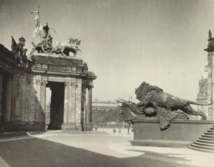 Berlin-Mitte. Teilansicht des 1897 eingeweihten Kaiser-Wilhelm-Nationaldenkmals. Das Reiterdenkmal wurde zu Ehren des ersten Deutschen Kaisers, Wilhelm I. errichtet.