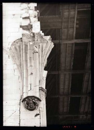 Stiftskirche; Kragstein am Chor innen