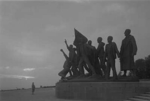 Weimar-Buchenwald. Nationale Mahn- und Gedenkstätte Buchenwald, Mahnmal auf der Südseite des Ettersbergs (1954-1958), Figurengruppe von Fritz Cremer