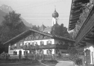Obergrainau: Bauernhaus, Kirche und Zugspitze
