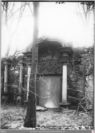 Grabstätte an der Ostmauer des Peterskirchhofs