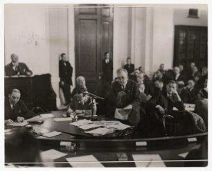 Senator John E. Rankin spricht während der Anhörung zum Hoover Moratorium, Washington D.C.. John E. Rankin