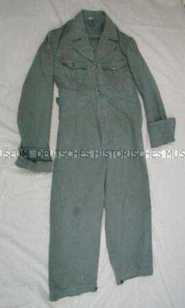 Uniform eines Truppmannes des Reichsluftschutzbundes, Einsatzanzug - Dienstoverall mit roter Armbinde "W" und blauer Armbinde "RLB"