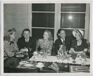 Mrs. A. G. Atwater, Lt. Atwater, Marlene Dietrich, Lt. Roger White, Mrs. White, U.S. Naval Training Station (Great Lakes, Illinois, Juni 1942) (Archivtitel)