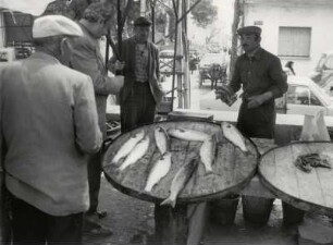 Fischangebot auf einem Markt mit Einheimischen