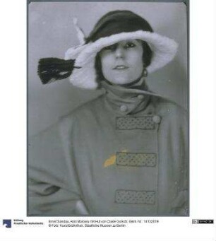 Anni Malowa mit Hut von Claire Golsch