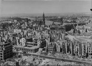 Dresden. Blick vom Rathausturm nach Nordwesten auf Schloß, Hofkirche, Ständehaus und Moritzstraße