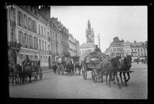 Douai (Dep. Nord, Frankreich): "Marktplatz" mit Pferdegespannen, im Hintergrund der Glockenturm [Belfried]