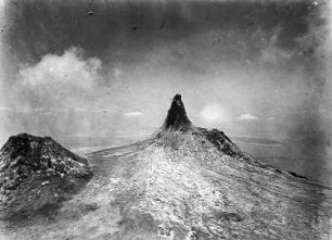Im Krater des Vulkans Ol Doinyo Lengai 1910 : Blick auf zwei Ausbruchskegel im Krater des Vulkans Ol Doinyo Lengai.