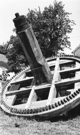 Dahlen-Kleinböhla. Vorsdorfmühle, Turmholländer, während des Umbaues, Kammrad im Hof