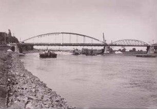 Torgau, Elbbrücke : Torgau. Blick stromab auf die Straßenbrücke. Arbeiten am alten Pfeiler auf der Porphyrklippe unter dem neuen Brückenteil