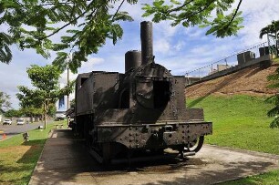Kanalschleuse Miraflores mit historischer Lokomotive : An der Miraflores-Schleuse des Panama-Kanals können Besucher die Passage großer Containerschiffe beobachten, aber auch diese historische Lokomotive aus der Bauzeit des Kanals. Aufgenommen am 15. September 2011