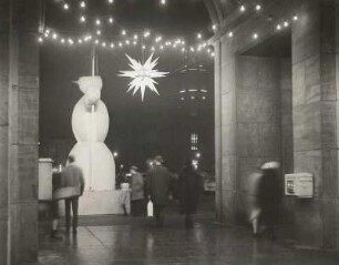 Dresden. Striezelmarkt Weihnachten 1966. Der Schneemann am Altmarkt. Blick aus dem Durchgang zur Webergasse