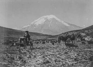 Chimborazo : Blick auf den Vulkan Chimborazo mit Reitern im Vordergrund