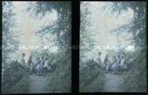 Frauen und Mädchen im Garten der Villa Serbelloni in Bellagio am Comer See