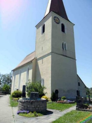 Turm und Langhaus von Südosten über Kirchhof