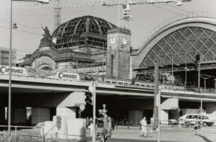 Empfangsgebäude : Hauptbahnhof (1893-1898; E. Giese, P. Weidner) während der Sanierung, Empfangsgebäude mit abgedeckter Kuppel. Blick vom Wiener Platz gegen Außengleis 19