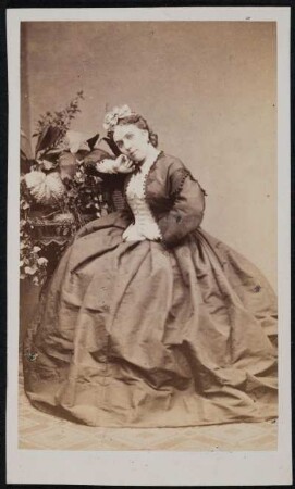Porträt Axinia Langenhaun (1843-1911; Schauspielerin). Albuminabzug auf Karton (Carte-de-visite mit Atelieraufdruck verso; wohl E. Humblot)