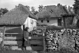 Nepotrowo Poarta Neagra: Ukrainisches Bauernhaus, zwei Häuser, zwei Mädchen davor