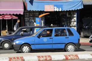 Petit Taxi in Rabat : Blick in eine Geschäftsstraße im Zentrum von Rabat, aufgenommen am 05.11.2008