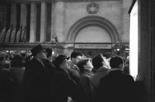 Reisende in der Bahnhofshalle des Leipziger Hauptbahnhofs